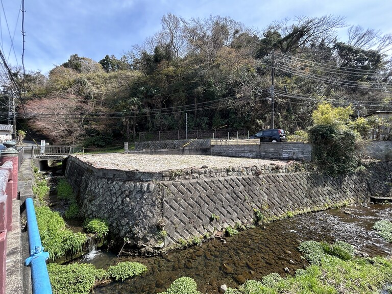 神奈川県鎌倉市十二所(西側が河川となっているため、日当たり良好・開放感があります。)