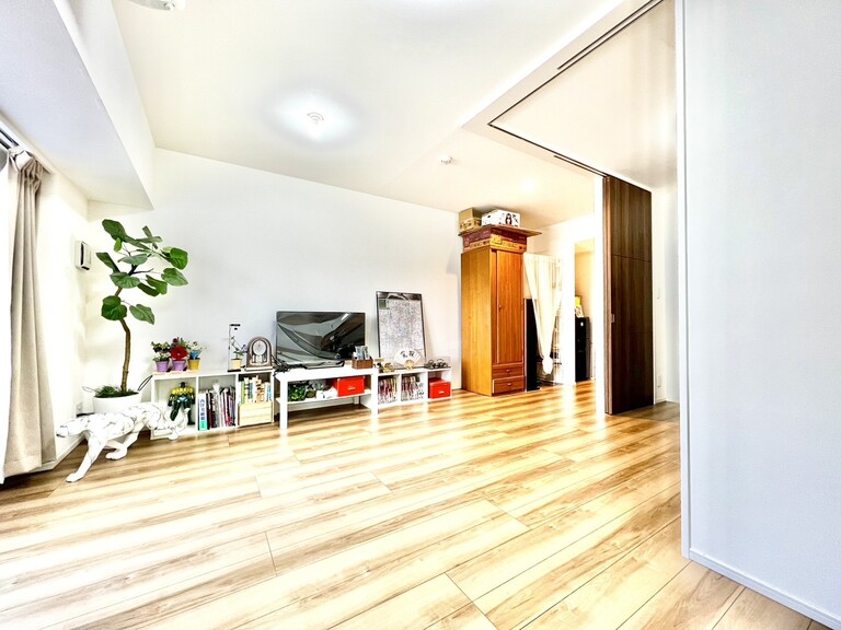 ブリシア新横浜(LDKと隣接する洋室を開放して繋げると約18畳の空間となります！ 家具等は販売対象に含まれません。)