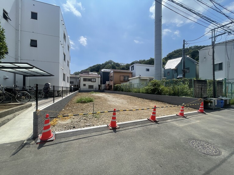 神奈川県川崎市高津区明津(１区画（左側）更地のためお好きなハウスメーカーでの建築が可能です。)