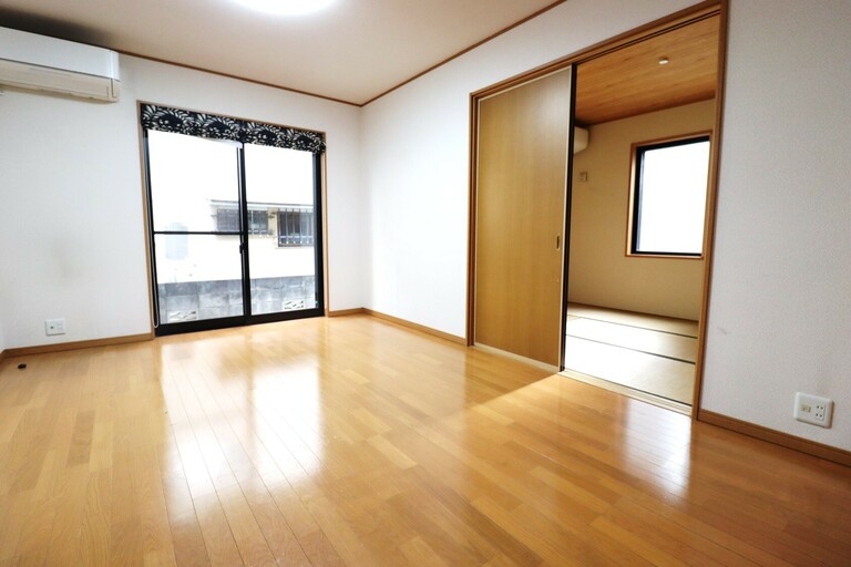 埼玉県川口市柳崎２丁目(約13.5畳のLDK隣接した和室を開放すれば約20畳の広々とした空間が広がります)
