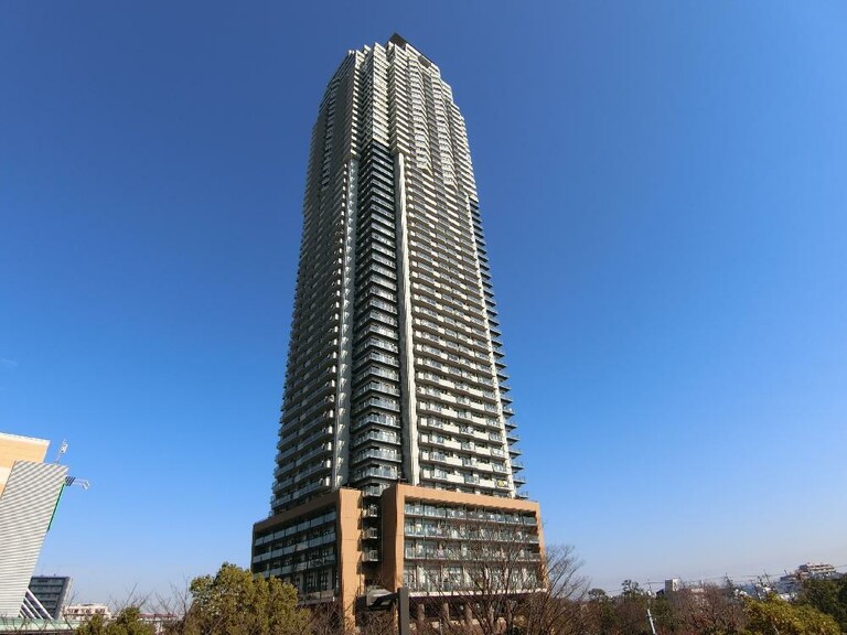 エルザタワー５５(外観　緑と自然に囲まれた広大な敷地に建つ総戸数６５０戸、地上５６階建て（１８５ｍ）の高層タワーマンション)