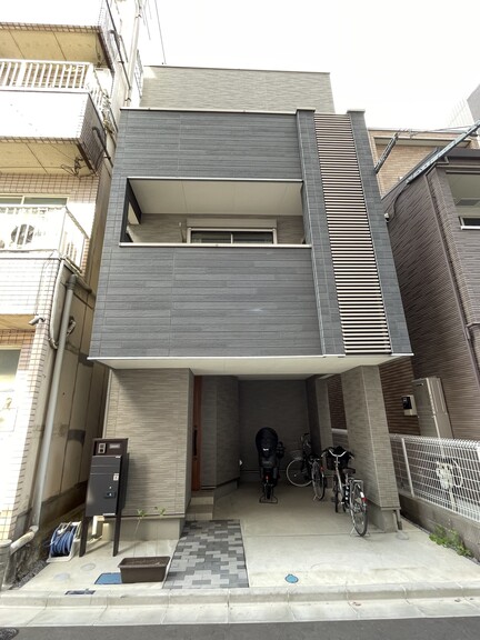 東京都荒川区西尾久３丁目(【外観写真】南側道路につき、室内からの解放感があります。お車の駐車にも余裕の広さがあります。)
