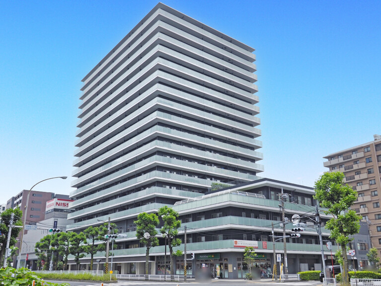 横浜ＭＩＤベースタワーレジデンス(《マンション外観》2017年築、鹿島建設施工の18階建てマンションです。横浜市営地下鉄ブルーライン「高島町」駅から徒歩3分の立地です。)