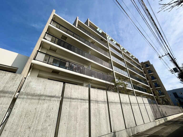ジオ茅ヶ崎フレシア(■外観写真　平成29年2月に竣工した7階建てのマンションです。アースブラウンを基調としたタイル貼りの外観に、ホワイトのトリミングがお洒落なアクセントを効かせた上品な佇まいです)