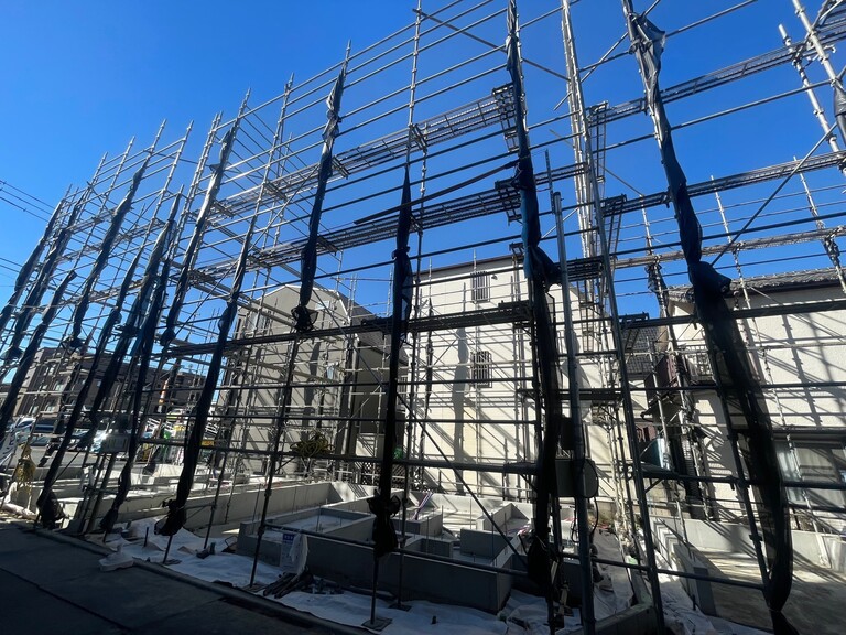 東京都大田区南六郷１丁目(基礎工事が完了し、足場を組み始めました。 2023年11月19日)