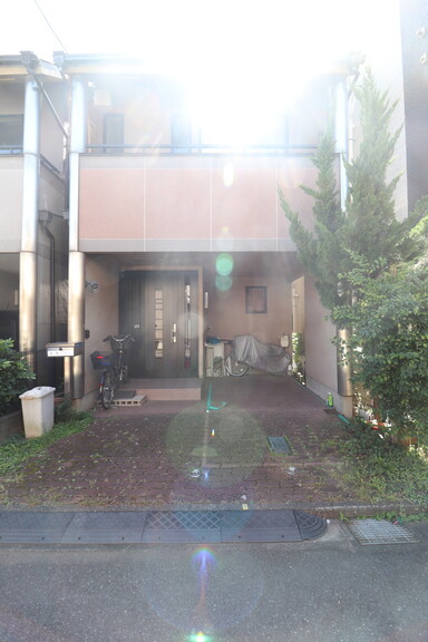 東京都新宿区戸山３丁目(道路も平坦で駐車スペースも計画しやすいお土地です。)