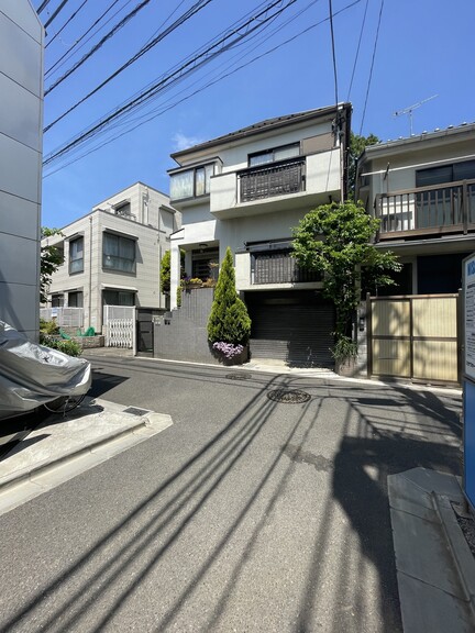 東京都世田谷区羽根木２丁目(現地写真（建物現状渡し）・前面（南東側）がＴ字路・西側が現状隣地駐車場につき、解放感が有ります。また車の駐車もし易いです。)