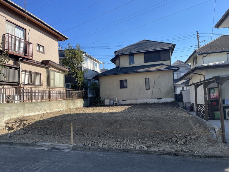 神奈川県横浜市都筑区川和町(現地写真　道路とフラットな敷地です)