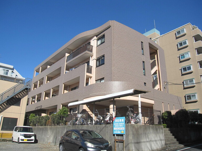 神奈川県藤沢市石川６丁目(建物の外観、現地は緩やかな西傾斜地で日照良好です。)