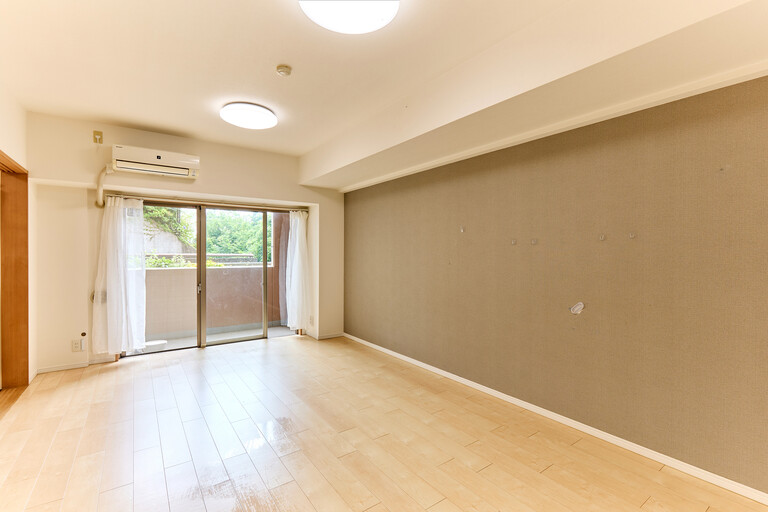 グランシティ横濱鶴ヶ峰(【LD約13.0畳】2015年2月リフォーム済みのお部屋です。リビングダイニングには明るく暖かい日差しが差し込みます。 家具等は販売対象に含まれません。)