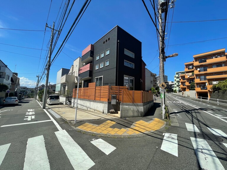 東京都多摩市馬引沢１丁目(メンテナンスフリーの人工木材「彩木」をバルコニー手摺やフェンスなどに採用。駐車場は２台駐車可能です。)